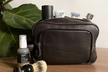 Stylowe podróże zimą – co zabrać? Torba podróżna, skórzana nerka i praktyczne dodatki